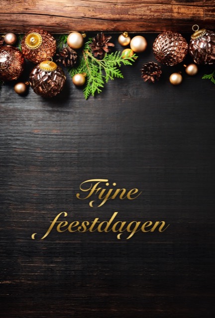 Fijne feestdagen, kaart met koperen kerstballen op hout